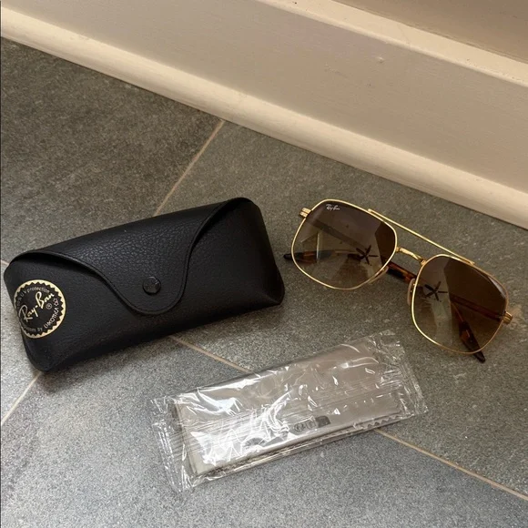 Ray-Ban Classic Gold Frame Sunglasses - Picture 2 of 3
